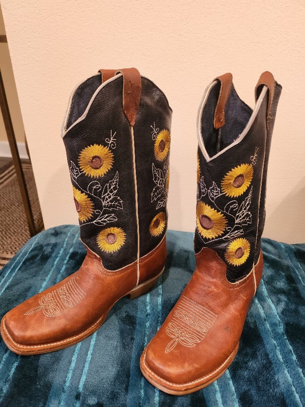 Brown Sunflower Embroidered Boots Size 9